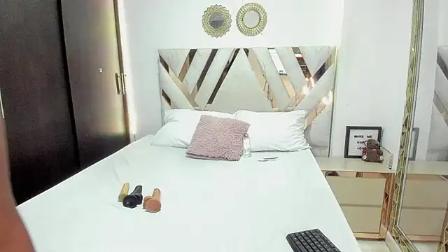 KriisvanyLeroy online show from December 4, 2025, 8:17 pm