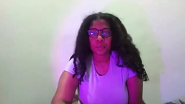 Snapshot of Ivon-09 chatting on October 15, 2025, 10:32 pm Ivon-09 online show from October 15, 2025, 10:32 pm