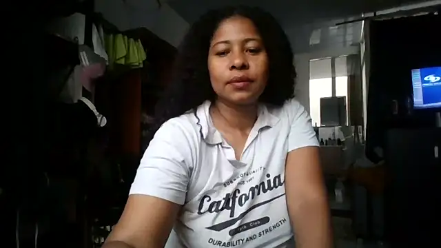 Snapshot of Ivon-09 chatting on October 27, 2025, 11:03 am Ivon-09 online show from October 27, 2025, 11:03 am