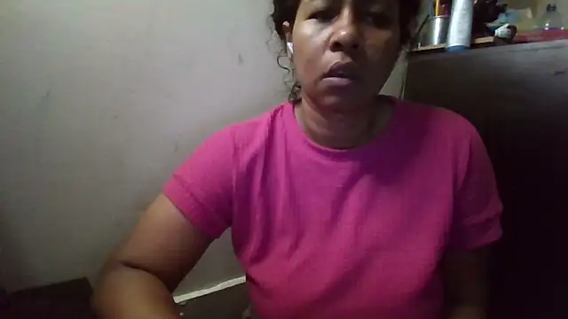 Snapshot of Ivon-09 chatting on November 11, 2025, 11:21 am Ivon-09 online show from November 11, 2025, 11:21 am