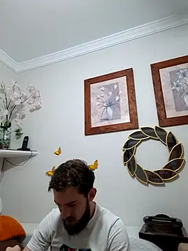 jorgeeetee18 online show from April 1, 2026, 7:44 pm