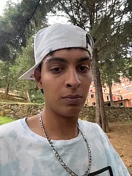 ValenSuarez25 online show from August 6, 2026, 8:44 pm