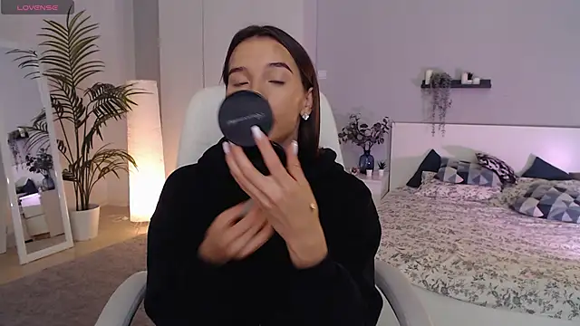 Bellla Haddid online show from September 24, 2025, 1:31 am