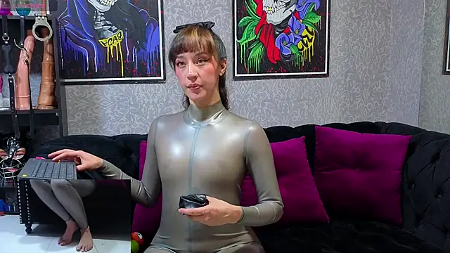 CamiilaMarti online show from September 12, 2025, 5:02 pm