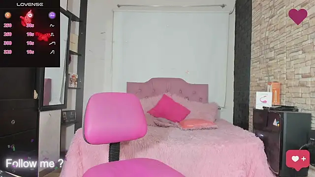 Snapshot of kitty_queen10 chatting on December 18, 2024, 6:43 am kitty queen10 online show from December 18, 2024, 6:43 am