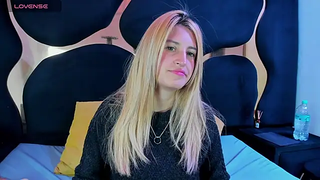 GiaRoussel online show from February 12, 2026, 4:02 pm