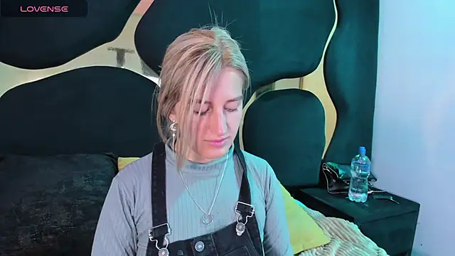 GiaRoussel online show from March 3, 2026, 4:02 pm