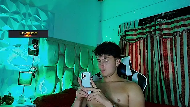 Snapshot of santyago_taylor chatting on March 10, 2025, 10:13 pm santyago taylor online show from March 10, 2025, 10:13 pm