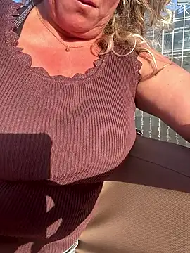JenniLowen online show from May 26, 2026, 5:42 pm