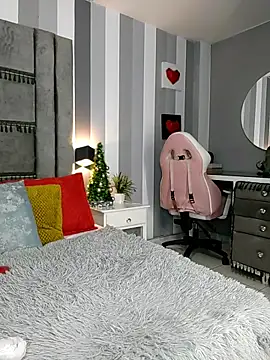 Julianewell online show from December 18, 2025, 12:33 pm