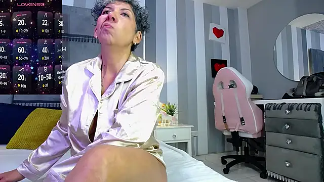 Julianewell online show from June 12, 2026, 12:26 pm