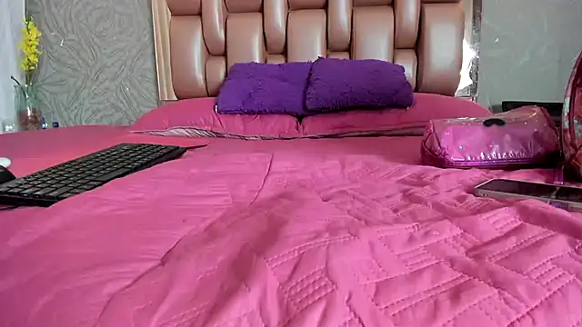 KOURTNEY-- online show from December 5, 2025, 1:58 am