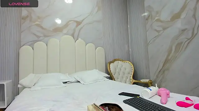 Snapshot of Carohorny4u chatting on March 7, 2025, 12:23 pm Carohorny4u online show from March 7, 2025, 12:23 pm