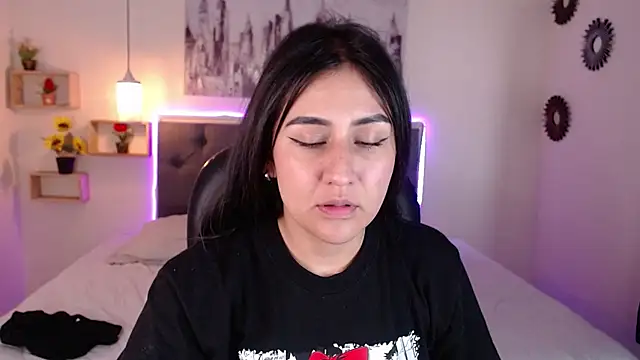 Snapshot of mia_aira chatting on December 13, 2024, 8:37 pm mia aira online show from December 13, 2024, 8:37 pm