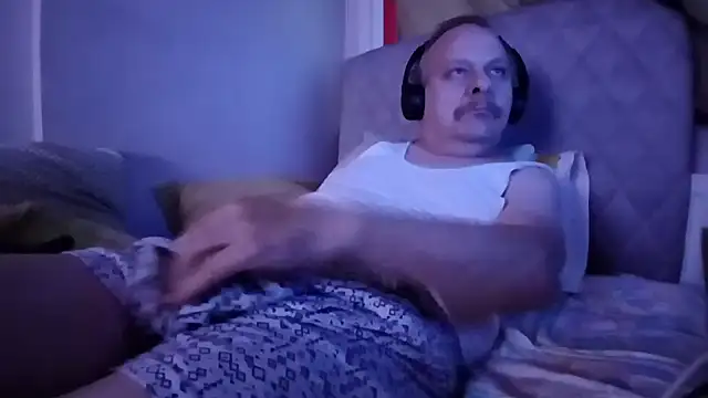 Snapshot of amylrmm1903 chatting on November 17, 2025, 2:12 pm amylrmm1903 online show from November 17, 2025, 2:12 pm