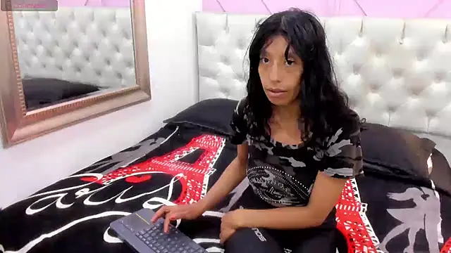 karolinee 66  online show from April 28, 2026, 4:06 am