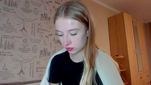 minidivaa  online show from September 21, 2025, 8:10 pm