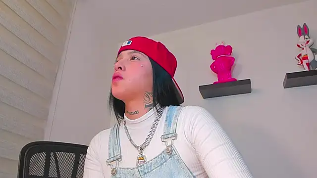 Snapshot of Gangster_Girl chatting on December 5, 2024, 12:19 am Gangster Girl online show from December 5, 2024, 12:19 am