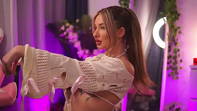 Snapshot of AvaShayy chatting on February 8, 2025, 11:24 pm AvaShayy online show from February 8, 2025, 11:24 pm