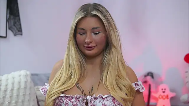 Snapshot of AvaShayy chatting on October 27, 2025, 9:52 pm AvaShayy online show from October 27, 2025, 9:52 pm