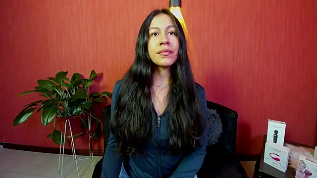 Snapshot of EmiGomez_ chatting on May 8, 2026, 2:22 pm EmiGomez online show from May 8, 2026, 2:22 pm