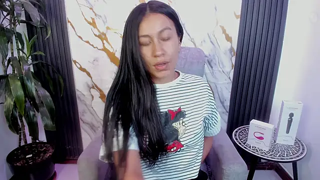 Snapshot of EmiGomez_ chatting on May 27, 2026, 1:41 pm EmiGomez online show from May 27, 2026, 1:41 pm