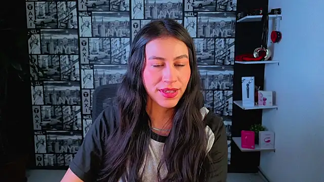 Snapshot of EmiGomez_ chatting on June 19, 2026, 3:27 pm EmiGomez online show from June 19, 2026, 3:27 pm