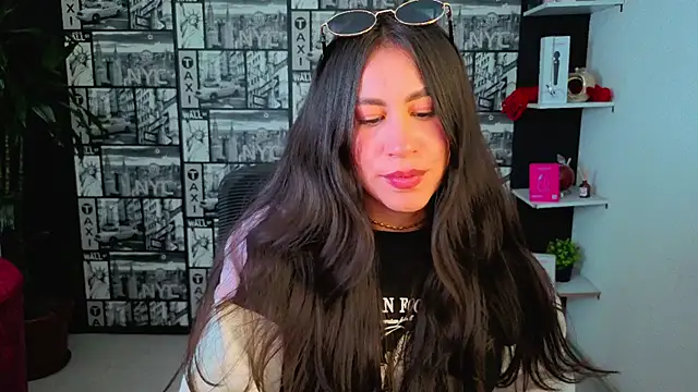 Snapshot of EmiGomez_ chatting on June 22, 2026, 2:46 am EmiGomez online show from June 22, 2026, 2:46 am