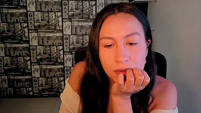 Snapshot of EmiGomez_ chatting on June 27, 2026, 11:10 pm EmiGomez online show from June 27, 2026, 11:10 pm