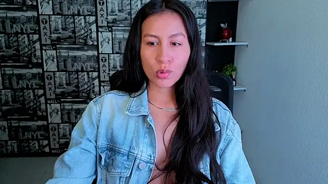 Snapshot of EmiGomez_ chatting on July 4, 2026, 12:06 am EmiGomez online show from July 4, 2026, 12:06 am
