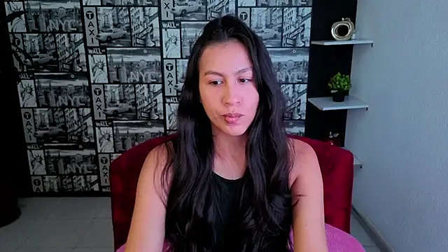 Snapshot of EmiGomez_ chatting on July 9, 2026, 2:37 am EmiGomez online show from July 9, 2026, 2:37 am