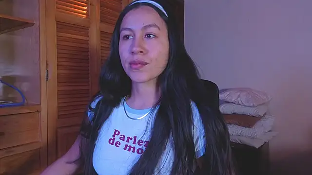Snapshot of EmiGomez_ chatting on July 18, 2026, 12:48 am EmiGomez online show from July 18, 2026, 12:48 am