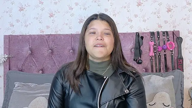 Snapshot of AvrillThomas chatting on October 15, 2025, 2:06 pm AvrillThomas online show from October 15, 2025, 2:06 pm