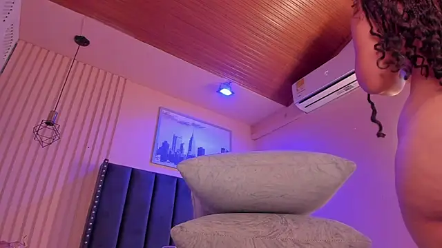 Snapshot of viiolett_lee chatting on February 28, 2025, 11:23 pm viiolett lee online show from February 28, 2025, 11:23 pm