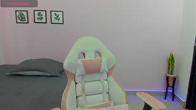 Snapshot of sophie_pazz chatting on January 16, 2026, 10:36 pm sophie pazz online show from January 16, 2026, 10:36 pm