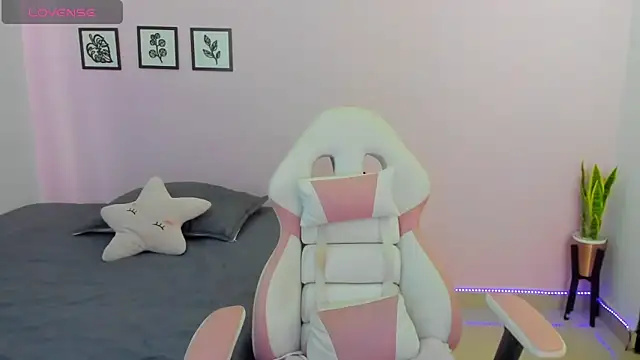 Snapshot of sophie_pazz chatting on February 22, 2026, 5:55 pm sophie pazz online show from February 22, 2026, 5:55 pm