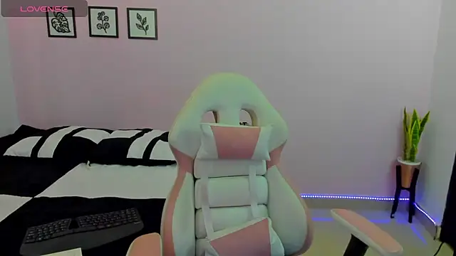 Snapshot of sophie_pazz chatting on March 9, 2026, 10:36 pm sophie pazz online show from March 9, 2026, 10:36 pm