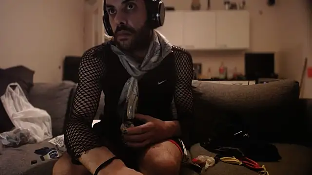 P4RtYBOII92 online show from September 14, 2025, 8:52 pm