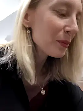 AvelinaLeoni online show from December 19, 2025, 6:53 am