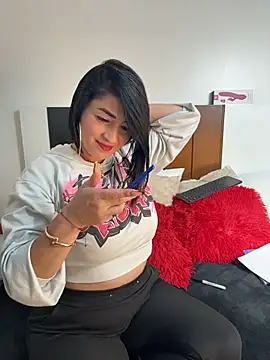 karenlennox1 online show from April 24, 2026, 1:19 am