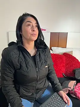 karenlennox1 online show from May 1, 2026, 2:49 am