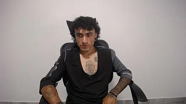 Snapshot of present_the_magic chatting on February 10, 2025, 8:42 pm present the magic online show from February 10, 2025, 8:42 pm