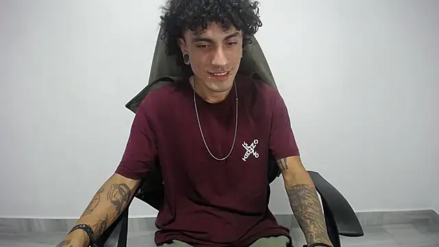 Snapshot of present_the_magic chatting on February 20, 2025, 4:50 am present the magic online show from February 20, 2025, 4:50 am