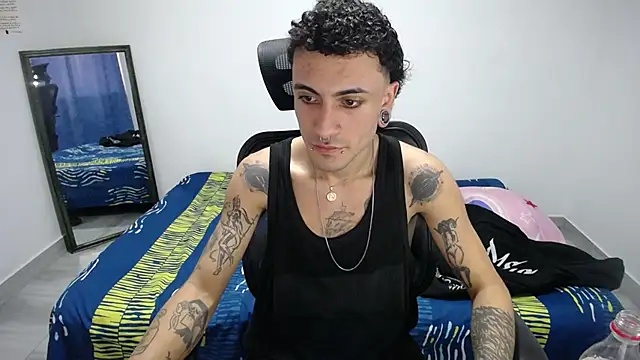 Snapshot of present_the_magic chatting on November 21, 2025, 8:40 pm present the magic online show from November 21, 2025, 8:40 pm