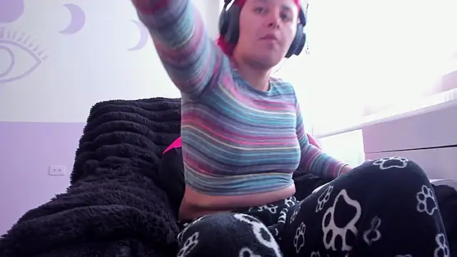 bonnie moon  online show from October 6, 2025, 5:43 pm