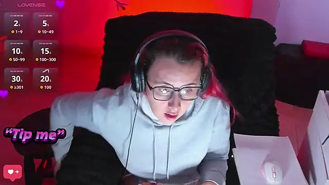 bonnie moon  online show from October 25, 2025, 7:41 pm