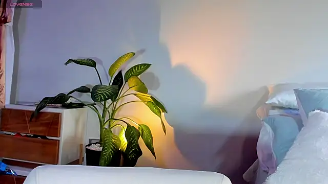 Snapshot of ClaraMariaMon chatting on February 25, 2025, 5:36 pm ClaraMariaMon online show from February 25, 2025, 5:36 pm