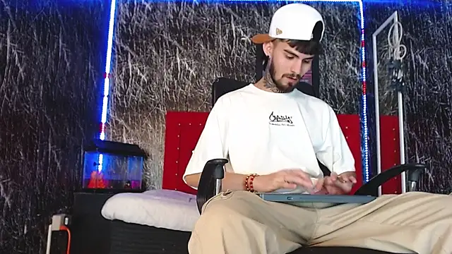 Snapshot of Brutal_Sex_Fucking chatting on December 11, 2024, 12:54 am Brutal Sex Fucking online show from December 11, 2024, 12:54 am