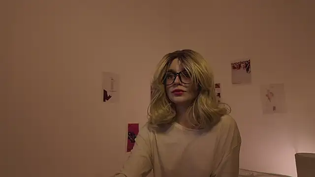 Snapshot of MariMaddison chatting on February 20, 2025, 8:14 pm MariMaddison online show from February 20, 2025, 8:14 pm