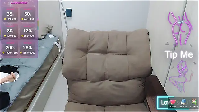 Snapshot of Eimile-Z chatting on November 14, 2025, 11:31 am Eimile-Z online show from November 14, 2025, 11:31 am